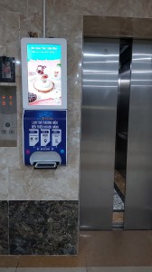 hình ảnh qc cây rửa tay trước thang máy