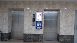 hình ảnh qc cây rửa tay trước thang máy
